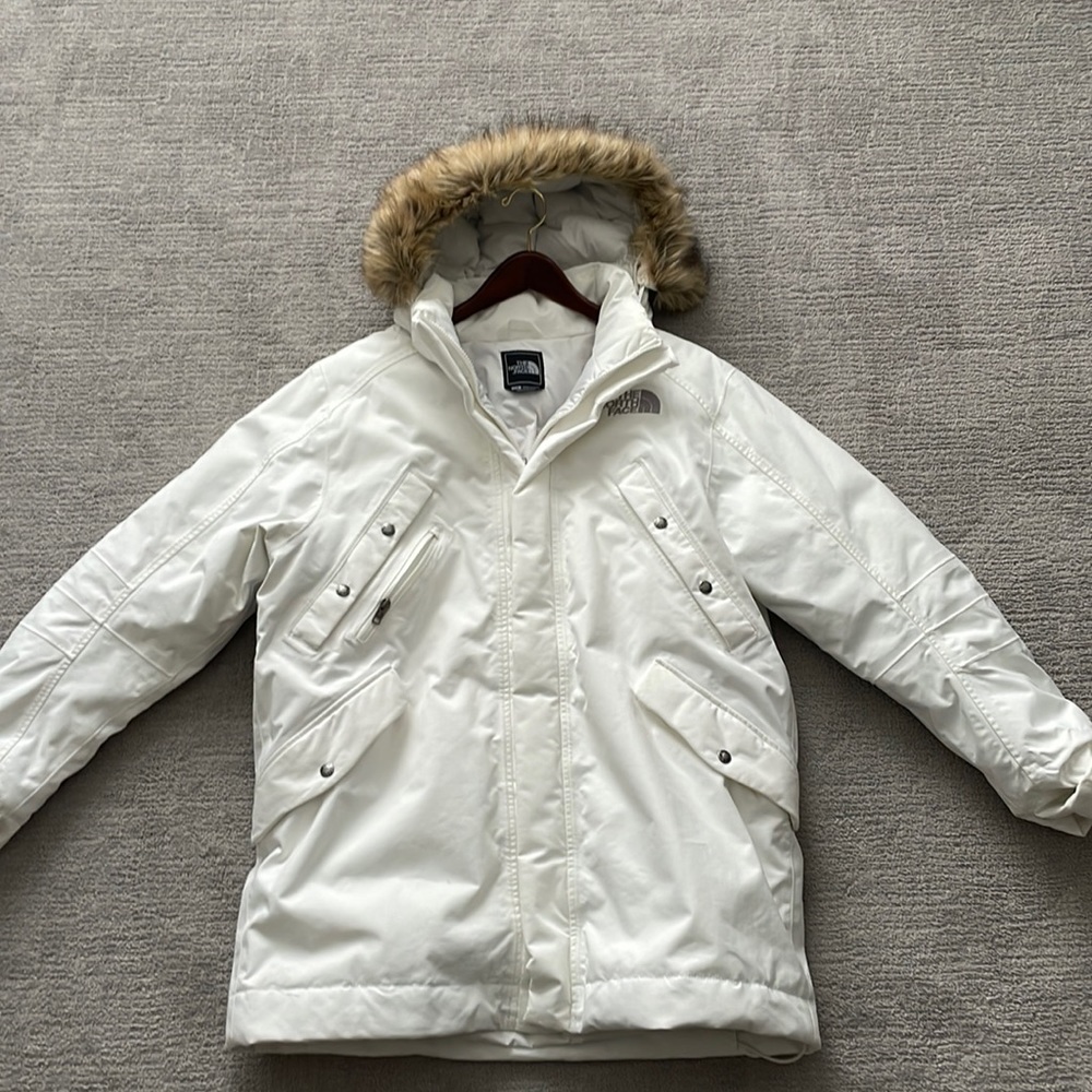 Mens Size Large North Face Parka. White with tan fur trim.